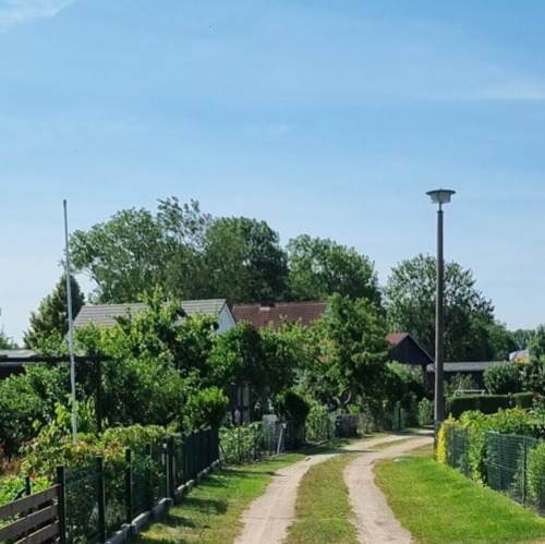 Behaglich zwischen Feld und Wiese